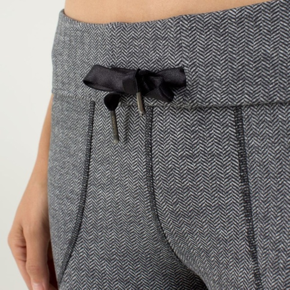 Lululemon grey and black herringbone leggings with drawstring and pockets